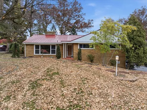 2218 Country Club Dr, Pittsburgh, PA 15241