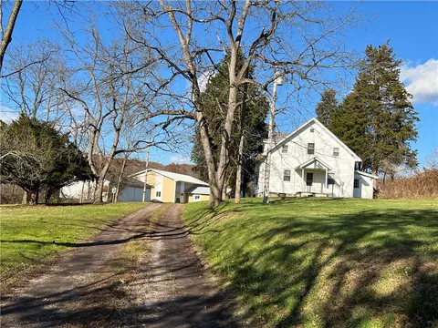 221 Leise Ln, Ellwood City, PA 16117