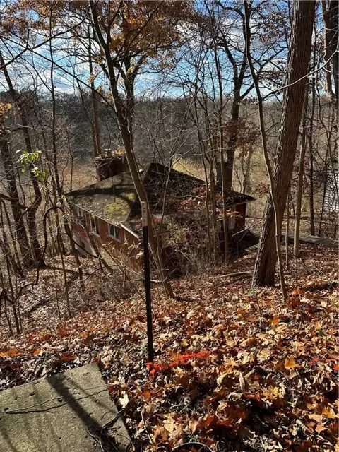 360 Lakewood Gardens Rd, New Castle, PA 16105