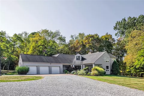 369 Maple Ln, Mcmurray, PA 15317