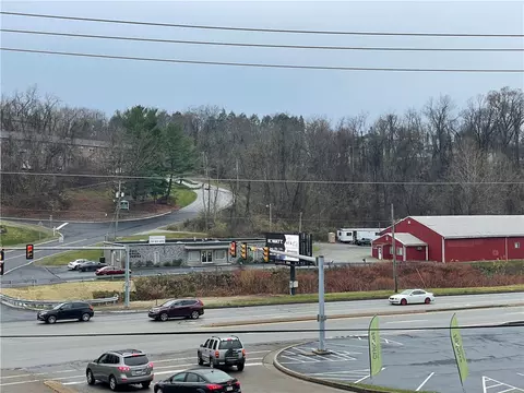 28 Fairwood Dr, Irwin, PA 15642