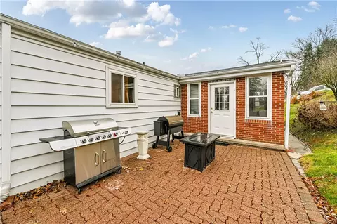 881 Iris Dr, Irwin, PA 15642 photo 9