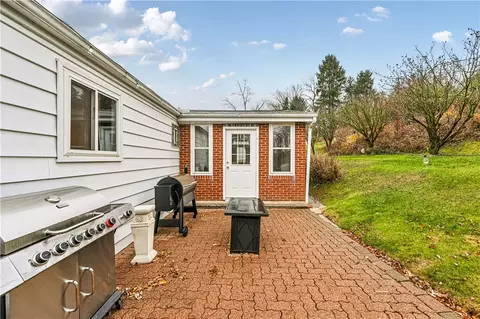881 Iris Dr, Irwin, PA 15642 photo 8