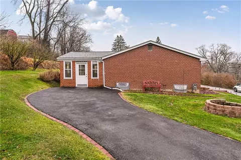 881 Iris Dr, Irwin, PA 15642 photo 5