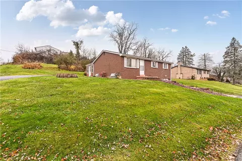 881 Iris Dr, Irwin, PA 15642 photo 3
