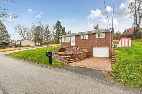 881 Iris Dr, Irwin, PA 15642 photo 2
