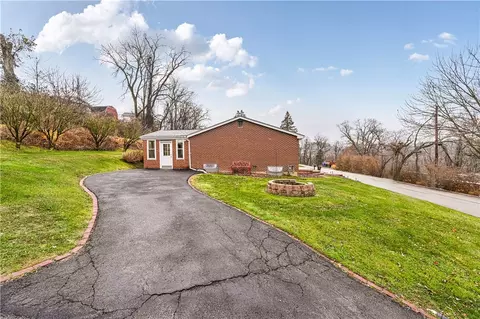 881 Iris Dr, Irwin, PA 15642 photo 4