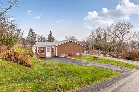 881 Iris Dr, Irwin, PA 15642 photo 6