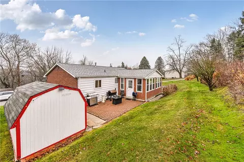 881 Iris Dr, Irwin, PA 15642 photo 7