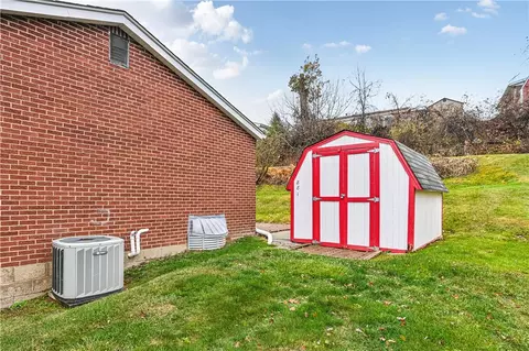 881 Iris Dr, Irwin, PA 15642 photo 10