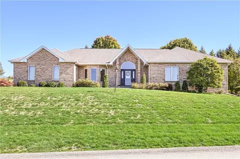 701 Rembrandt Cir, Irwin, PA 15642