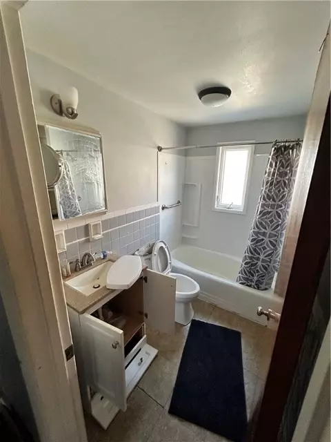 Bath - 214 4th Ave, Braddock, PA 15104 photo 3 of 3