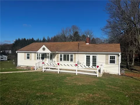 121 Deer Ln, Beaver Falls, PA 15010
