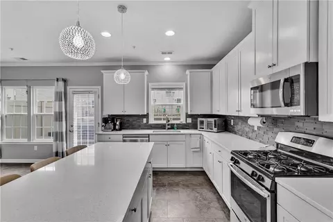 Kitchen - 1304 Pointe View Dr, Mars, PA 16046 photo 3 of 4