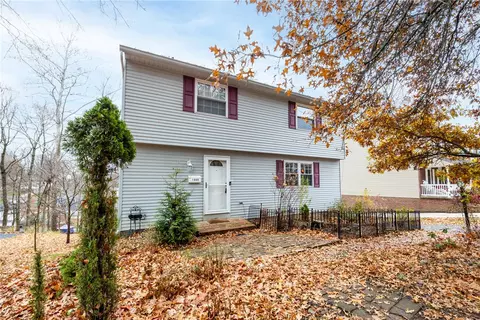 1069 Highfield Rd, Bethel Park, PA 15102