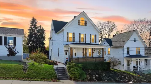 722 8th St, Irwin, PA 15642
