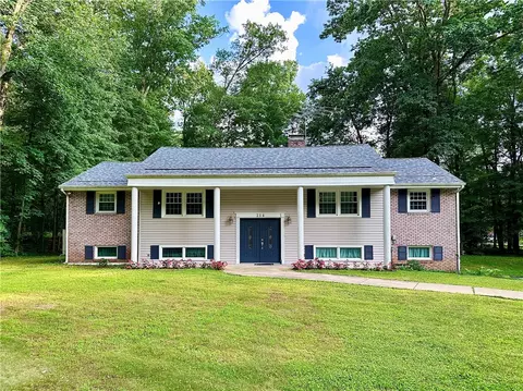 214 Raptor Cir, New Castle, PA 16105