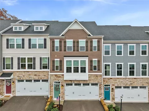 210 Moyer Hill Dr, Cranberry Township, PA 16066