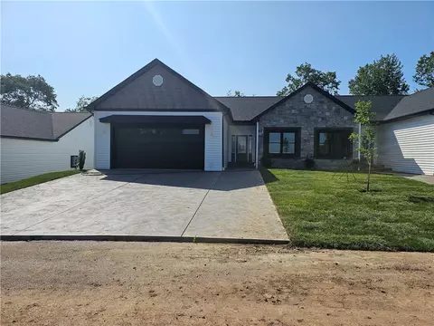 814 S Tenth St, Youngwood, PA 15697