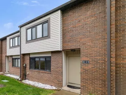 105 Springwater Ct, Coraopolis, PA 15108