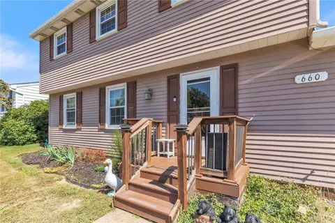 660 Surfside Dr, Pittsburgh, PA 15239