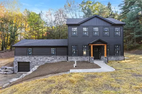 111 Joe Ln, Valencia, PA 16059