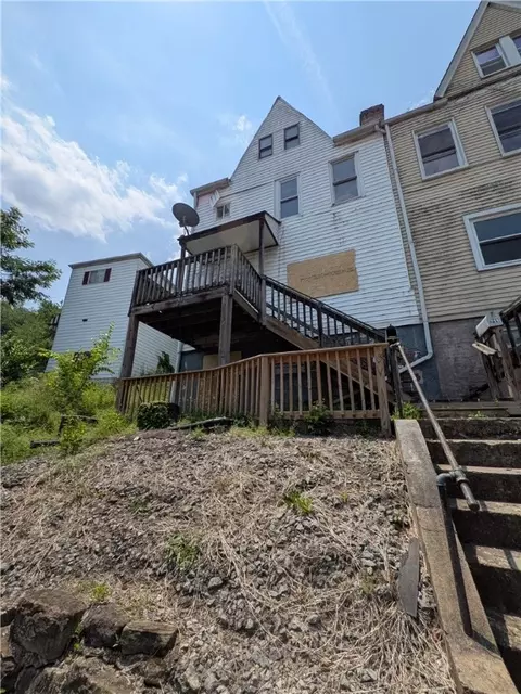 709-711 Fruit Way, Mckees Rocks, PA 15136