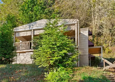 895 Valley Rd, Ambridge, PA 15003