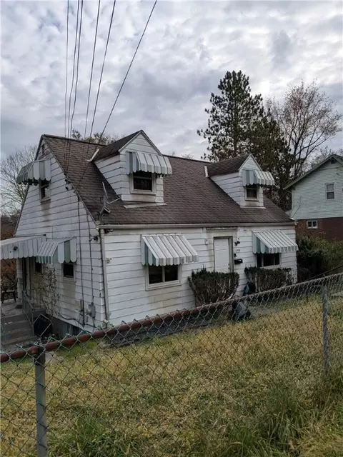 1044 Stoneville St, Pittsburgh, PA 15221