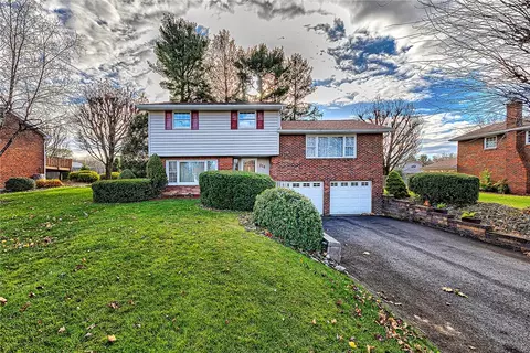 216 Roxbury Dr, Greensburg, PA 15601