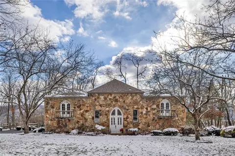 169 Woodshire Dr, Pittsburgh, PA 15215