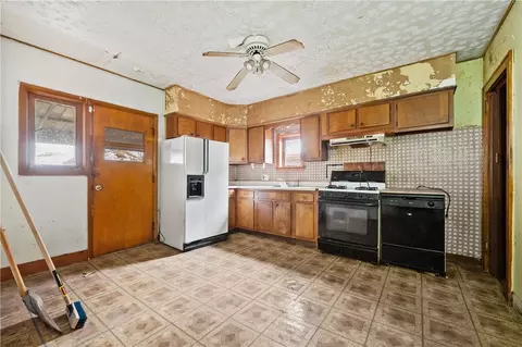 Kitchen - 264 Fleet St, Braddock, PA 15104 photo 2 of 2