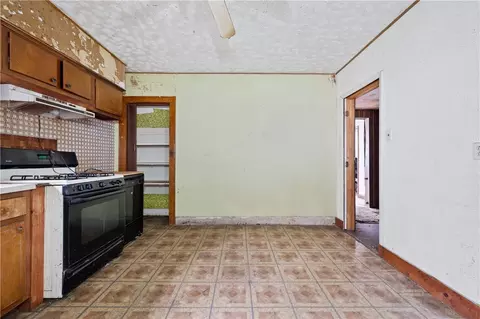 Entry Way - 264 Fleet St, Braddock, PA 15104 photo 1 of 2