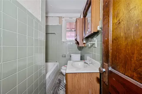 Bath - 264 Fleet St, Braddock, PA 15104 photo 2 of 2