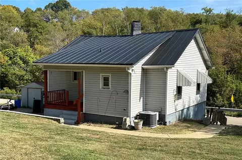 29 Creedmore Rd, Cecil, PA 15321