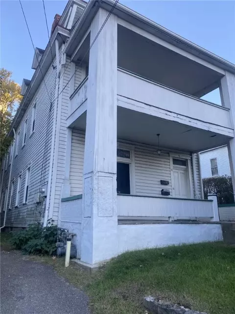 18 Saint John St, Mckees Rocks, PA 15136