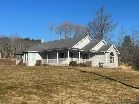 135 Lake Front Dr, Loretto, PA 15940