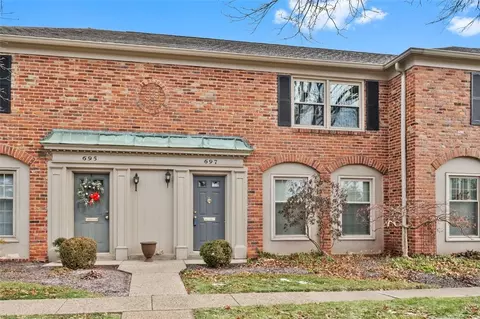 697 Robinwood Dr, Pittsburgh, PA 15216