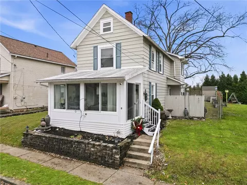16 S 9th St, Sharpsville, PA 16150