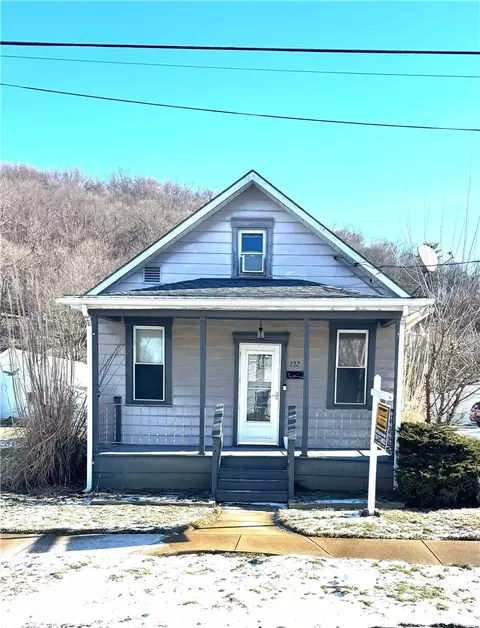 322 N Washington St, Evans City, PA 16033
