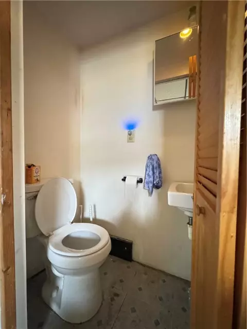 Bath - 512 E 1st Ave, Derry, PA 15627 photo 1 of 2