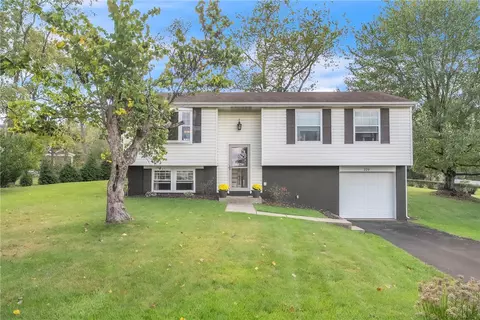 220 Cameron Dr, Cranberry Township, PA 16066