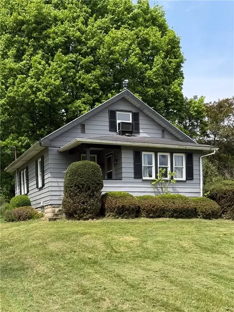 416 Country Club Dr, Ellwood City, PA 16117