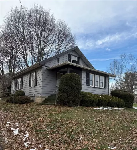 416 Country Club Dr, Ellwood City, PA 16117