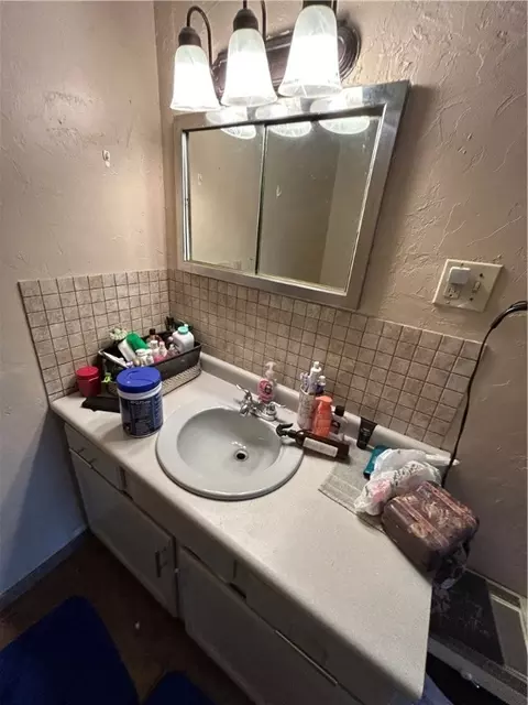 Bath - 357 Ohio Ave, Clairton, PA 15025 photo 3 of 3