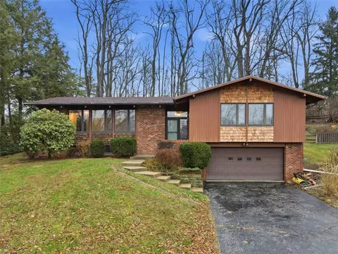2471 Fife Dr, Pittsburgh, PA 15241