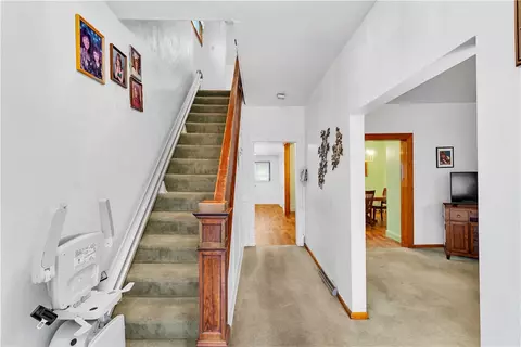 Entry Way - 324 Beech St, Vandergrift, PA 15690 photo 2 of 4