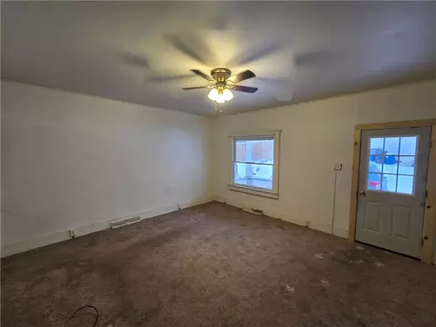 322 Chestnut St, Vandergrift, PA 15690 photo 2