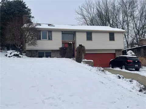 427 Deer Park Dr, Clairton, PA 15025