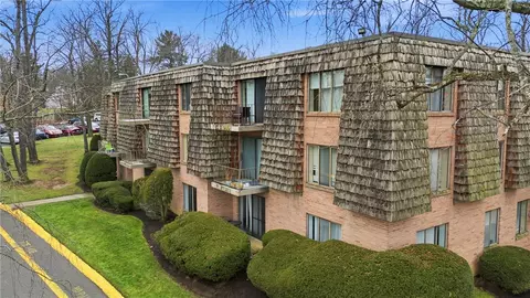 1115 Forest Green Dr, Coraopolis, PA 15108